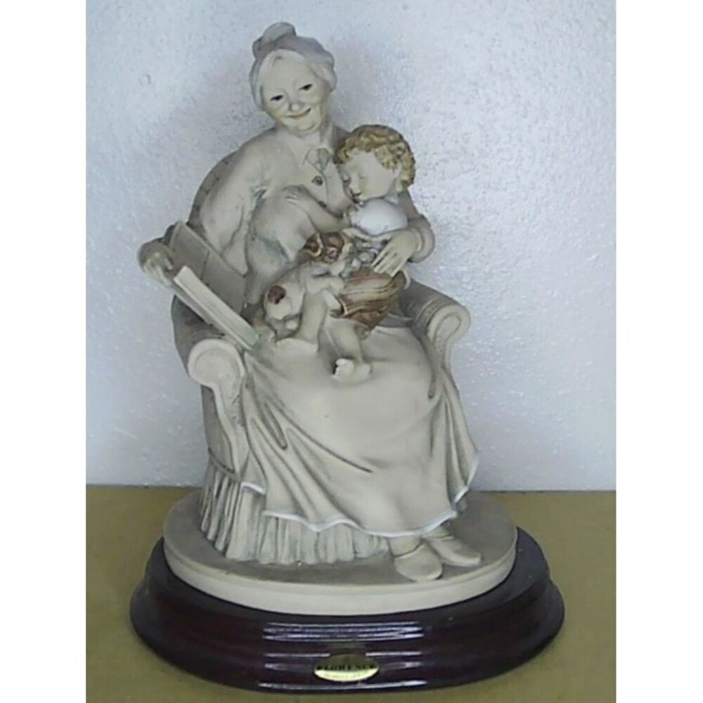 Giuseppe Armani Florence Grandmother and Child Figurine Signed 7.5" tall